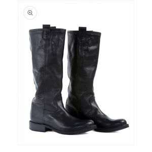 Handcrafted by skilled artisans. Made in Italy. Made to last.